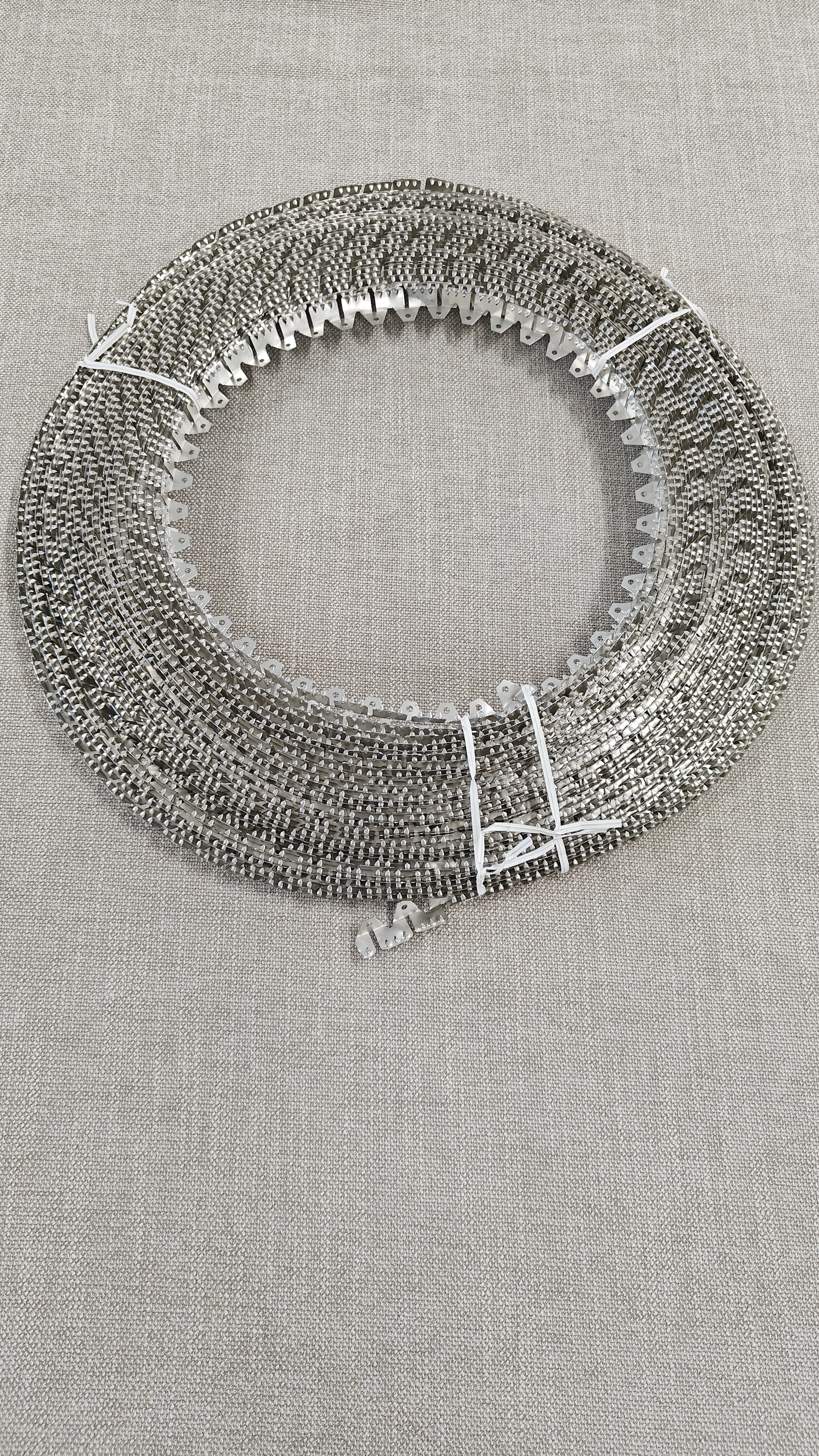 Naulausprofiili metalli medium 3-piikkinen 30m rulla